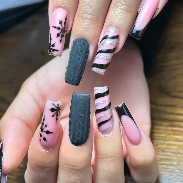 uñas negras rosas y plateadas